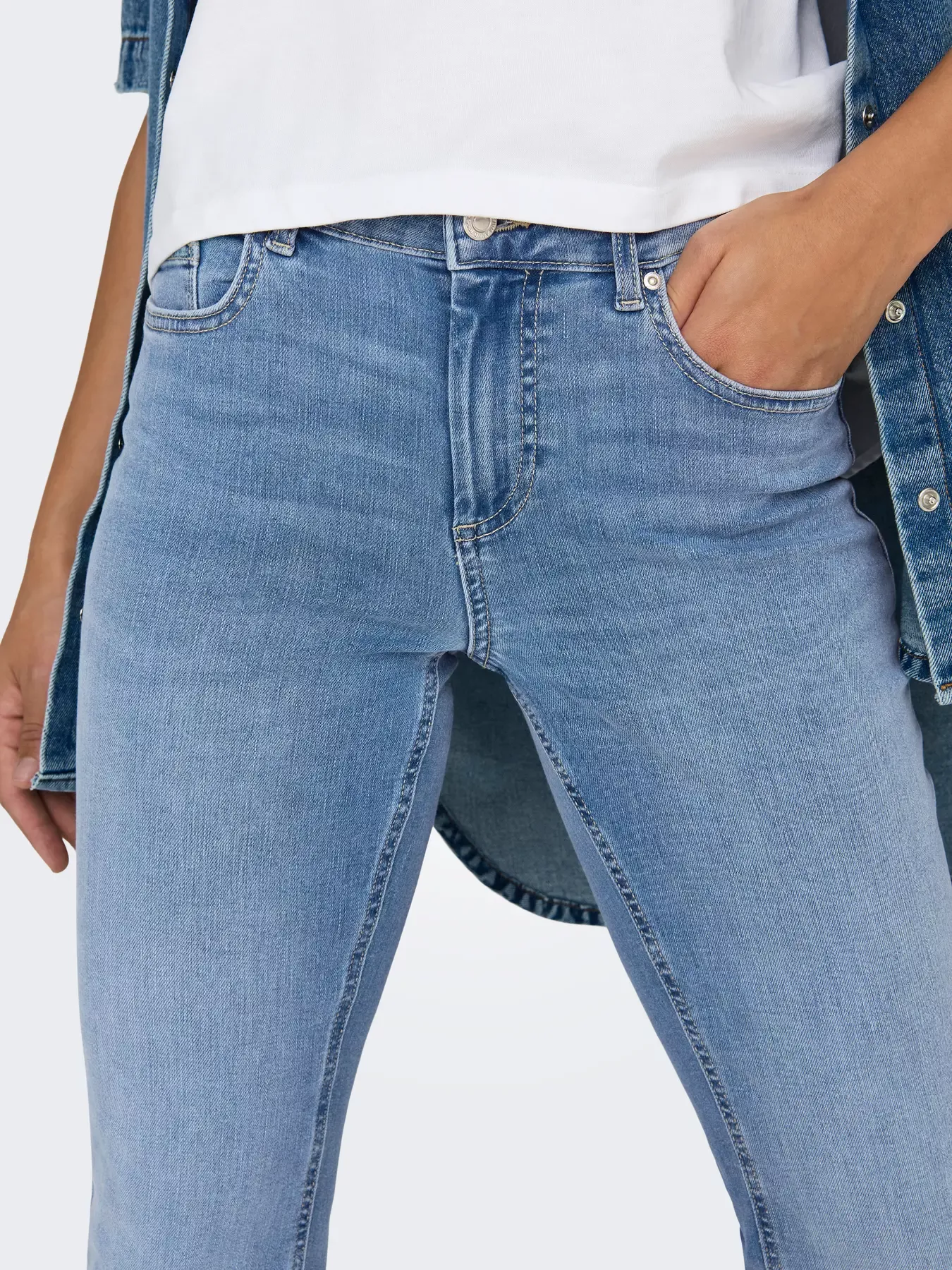 DENIM À POCHE ARRIÈRE