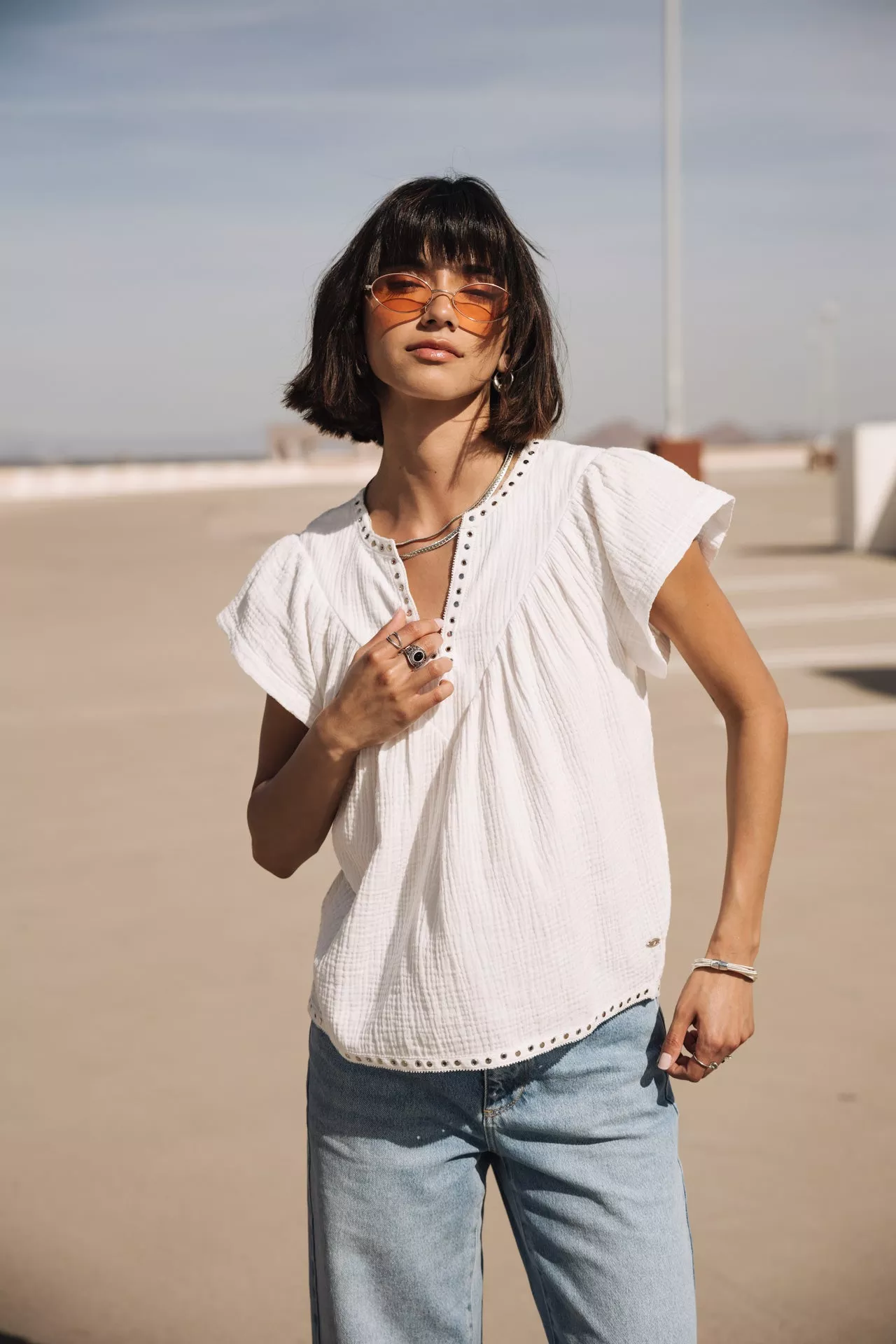 Tillie Plain Color Top ample détails clous