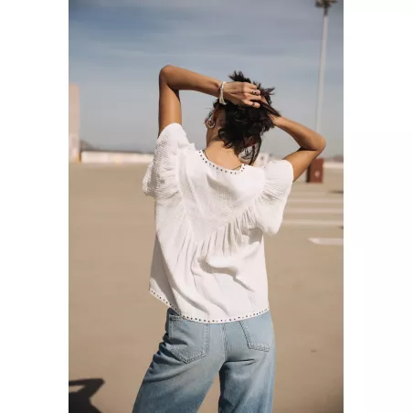 Tillie Plain Color Top ample détails clous