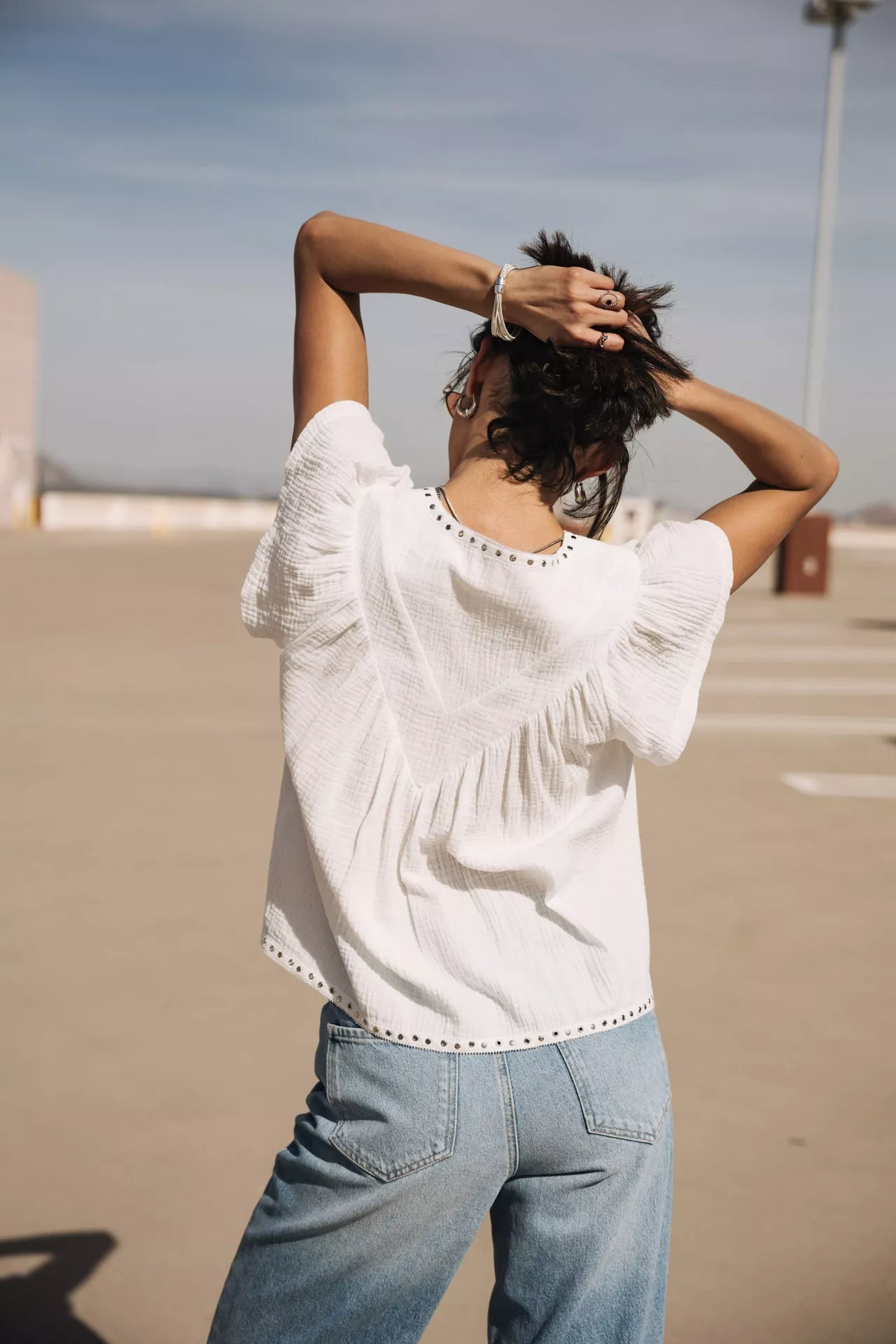 Tillie Plain Color Top ample détails clous