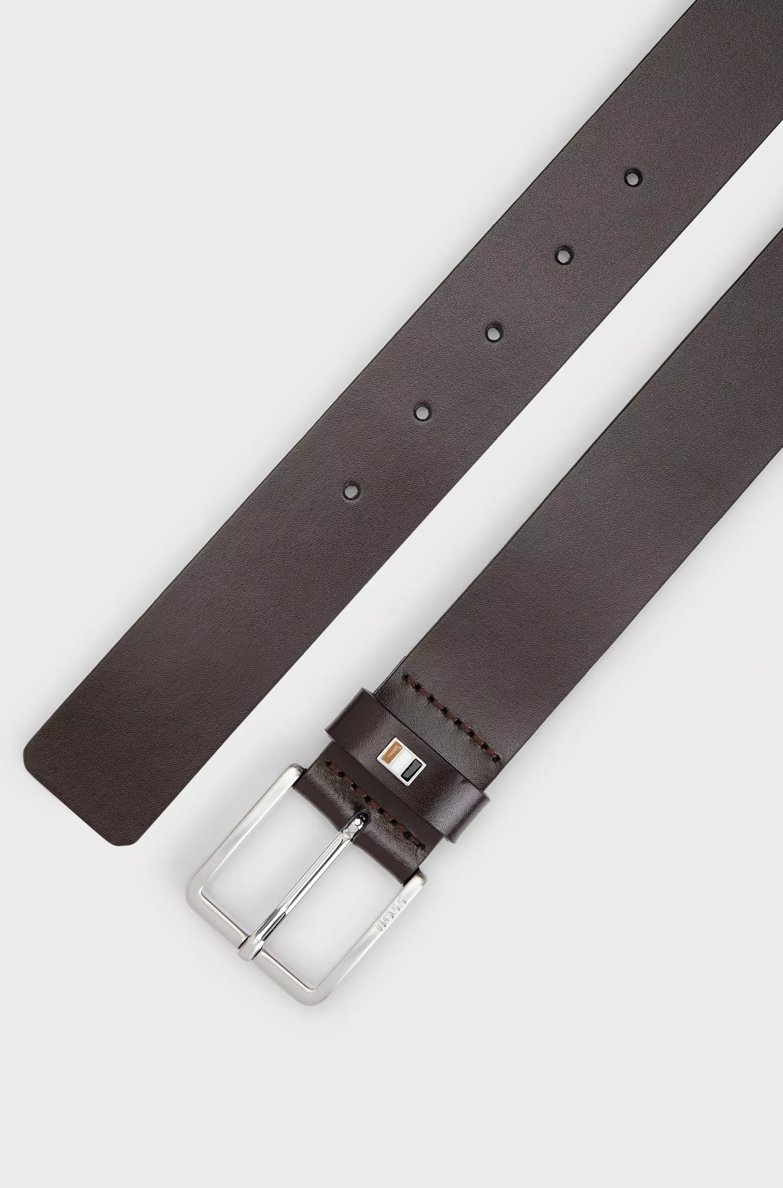CEINTURE EN CUIR ITALIEN AVEC PASSANT À RAYURES EMBLÉMATIQUES