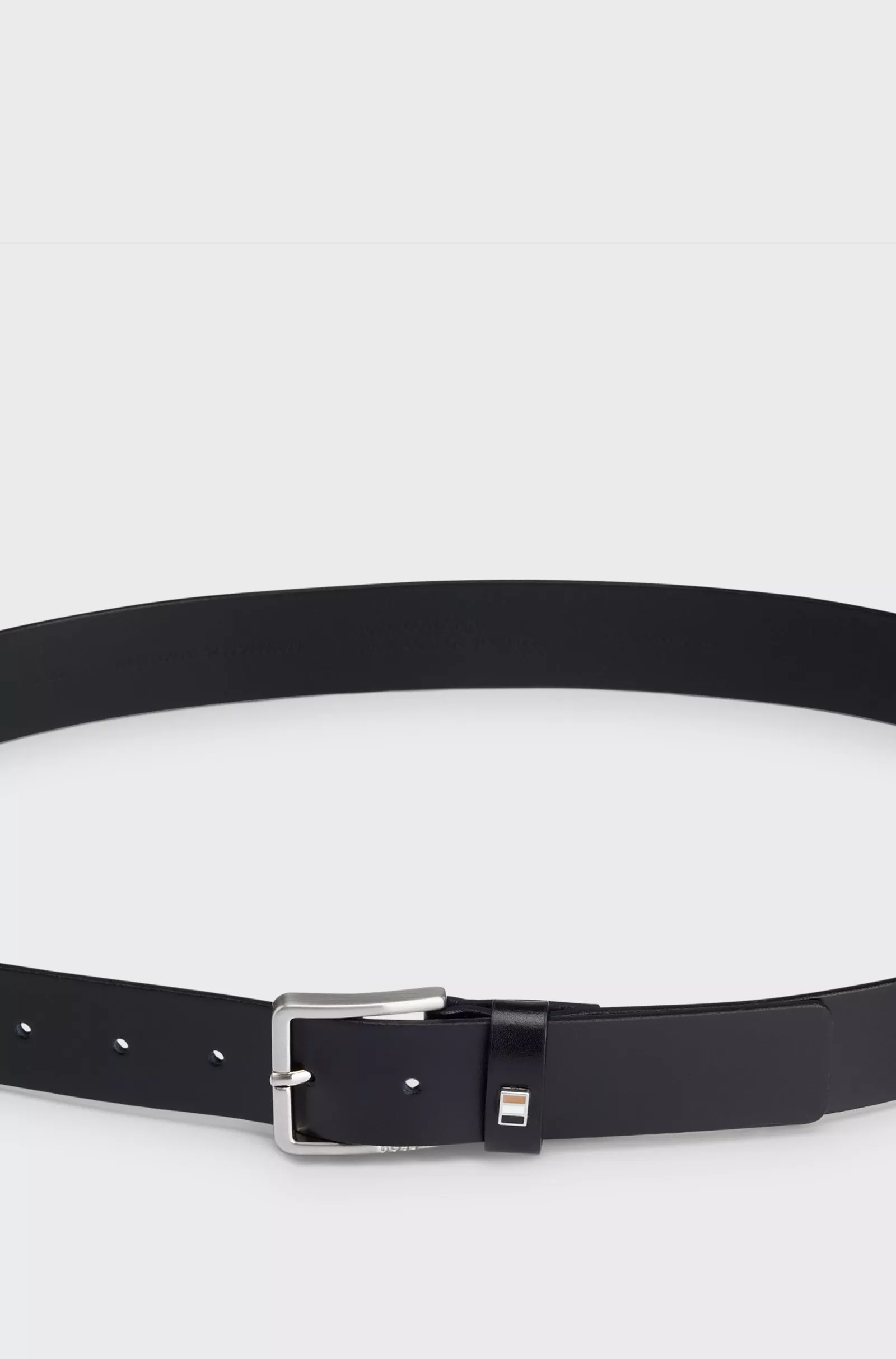 CEINTURE EN CUIR ITALIEN AVEC PASSANT À RAYURES EMBLÉMATIQUES